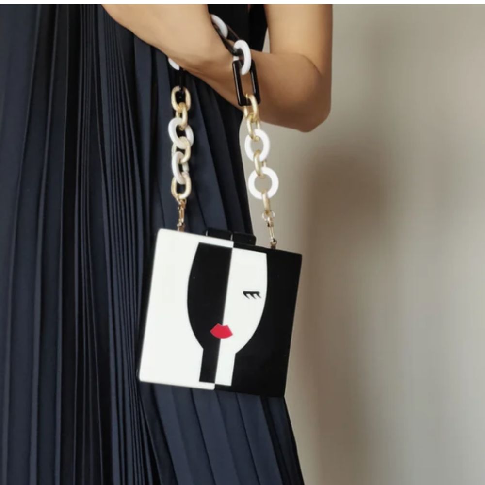 Künstlerische Acryl-Clutch – Schwarz-weiße Statement-Abendtasche mit Perlen- oder Kettengriff