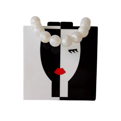 Künstlerische Acryl-Clutch – Schwarz-weiße Statement-Abendtasche mit Perlen- oder Kettengriff